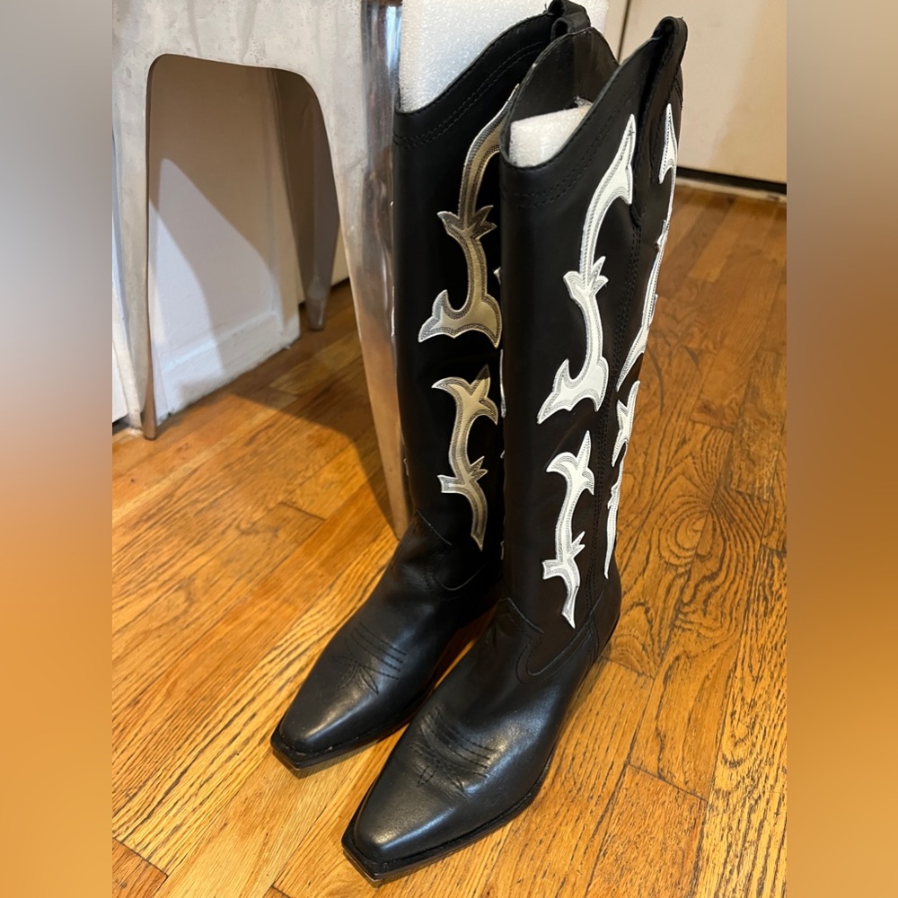 Beautiful Dolce Vita cowboy boots!